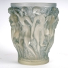 Vase « Bacchantes » verre blanc patiné bleu de René LALIQUE | Biron Vase "Bacchantes" verre blanc patiné bleu de René LALIQUE