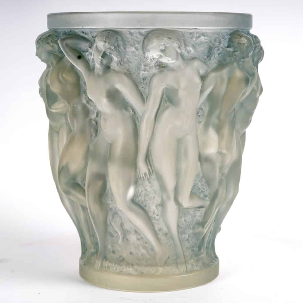 Vase « Bacchantes » verre blanc patiné bleu de René LALIQUE | Biron Vase "Bacchantes" verre blanc patiné bleu de René LALIQUE