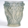Vase « Bacchantes » verre blanc patiné bleu de René LALIQUE | Biron Vase "Bacchantes" verre blanc patiné bleu de René LALIQUE