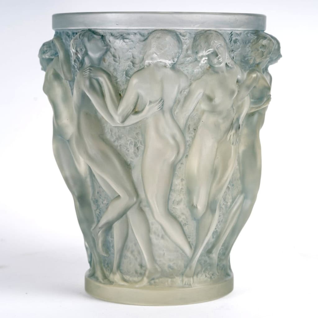 Vase « Bacchantes » verre blanc patiné bleu de René LALIQUE | Biron Vase "Bacchantes" verre blanc patiné bleu de René LALIQUE