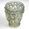 Vase « Bacchantes » verre blanc patiné bleu de René LALIQUE | Biron Vase "Bacchantes" verre blanc patiné bleu de René LALIQUE