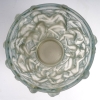Vase « Bacchantes » verre blanc patiné bleu de René LALIQUE | Biron Vase "Bacchantes" verre blanc patiné bleu de René LALIQUE