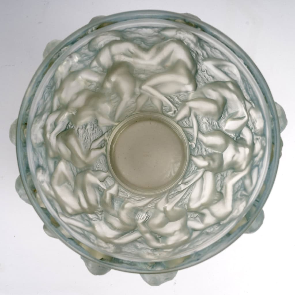 Vase « Bacchantes » verre blanc patiné bleu de René LALIQUE | Biron Vase "Bacchantes" verre blanc patiné bleu de René LALIQUE