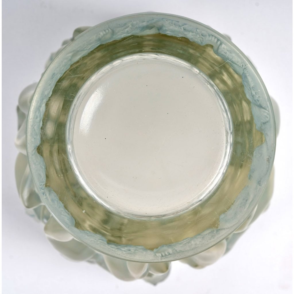 Vase « Bacchantes » verre blanc patiné bleu de René LALIQUE | Biron Vase "Bacchantes" verre blanc patiné bleu de René LALIQUE