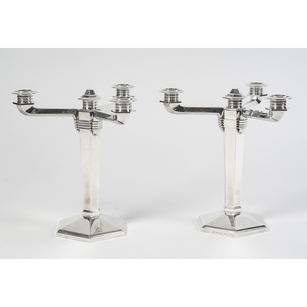 Paire de Candélabres Bougeoirs Art Déco Moderniste argent massif de Jean E. PUIFORCAT | Biron Paire de Candélabres Bougeoirs Art Déco Moderniste argent massif de Jean E. PUIFORCAT