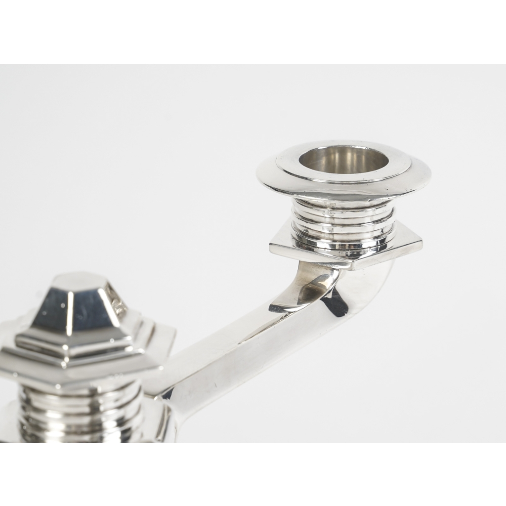 Paire de Candélabres Bougeoirs Art Déco Moderniste argent massif de Jean E. PUIFORCAT | Biron Paire de Candélabres Bougeoirs Art Déco Moderniste argent massif de Jean E. PUIFORCAT