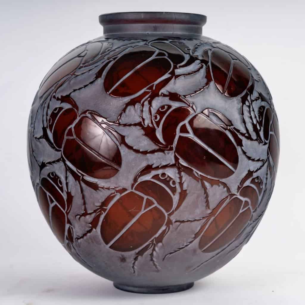 Vase « Gros Scarabées » verre ambre foncé patiné blanc de René LALIQUE | Biron |||||||