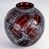 Vase « Gros Scarabées » verre ambre foncé patiné blanc de René LALIQUE | Biron Vase "Gros Scarabées" verre ambre foncé patiné blanc de René LALIQUE