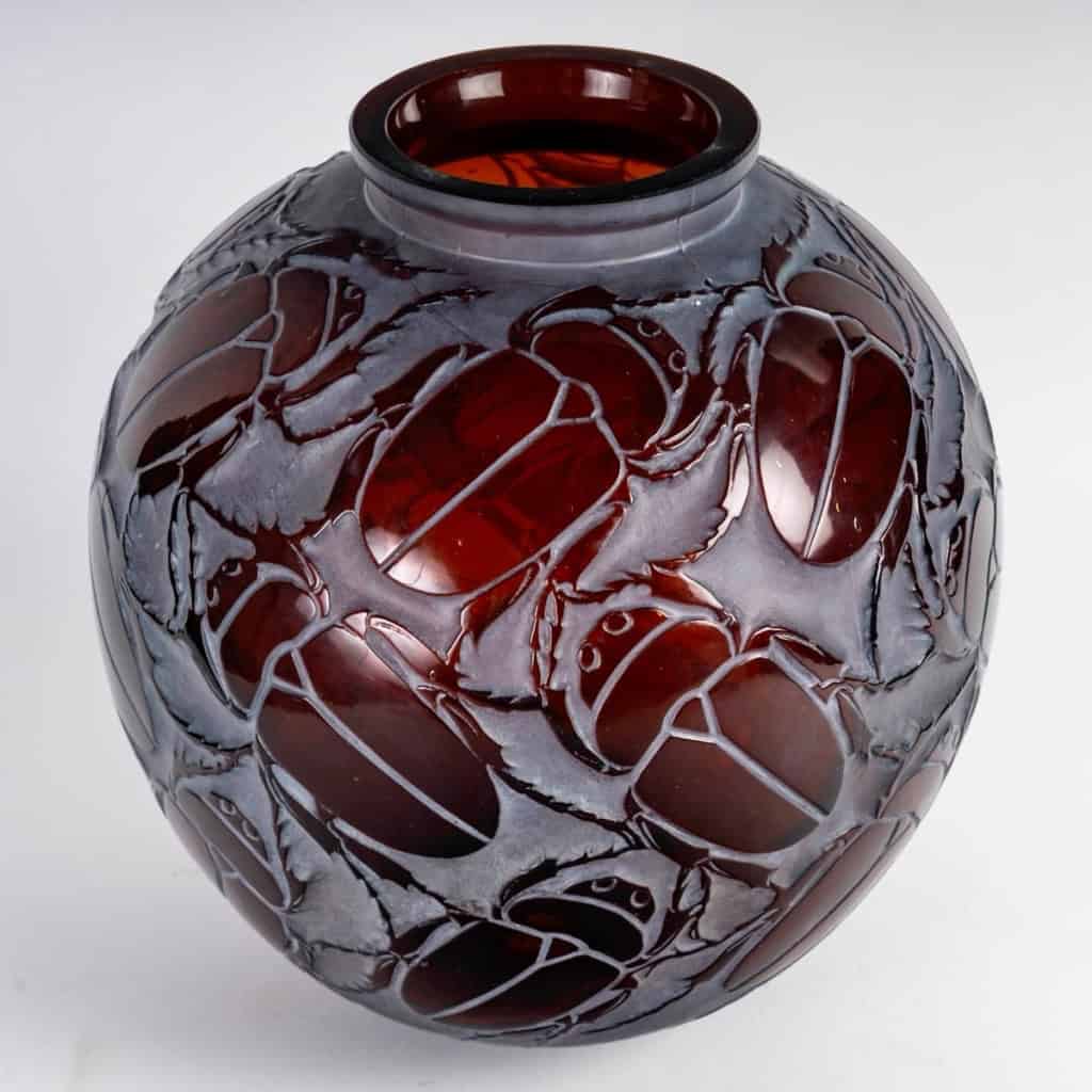 Vase « Gros Scarabées » verre ambre foncé patiné blanc de René LALIQUE | Biron Vase "Gros Scarabées" verre ambre foncé patiné blanc de René LALIQUE