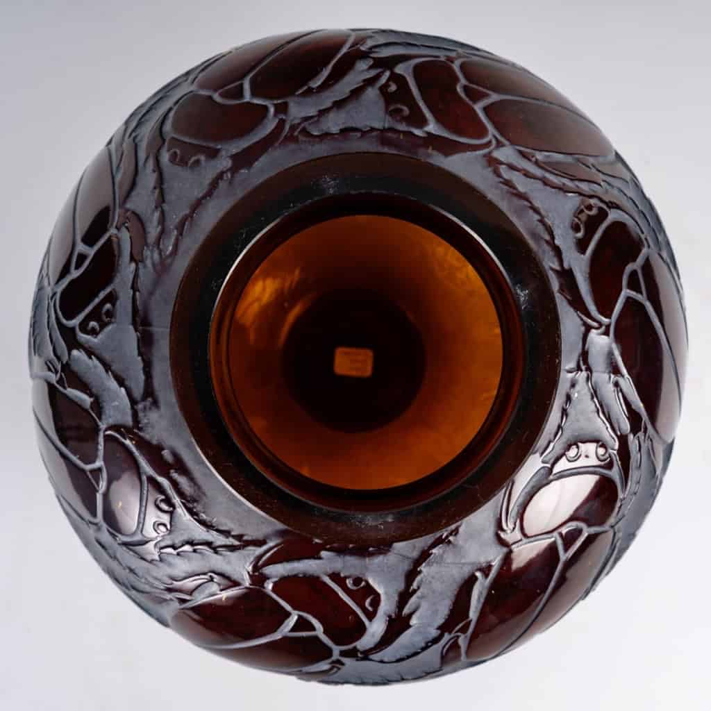 Vase « Gros Scarabées » verre ambre foncé patiné blanc de René LALIQUE | Biron Vase "Gros Scarabées" verre ambre foncé patiné blanc de René LALIQUE