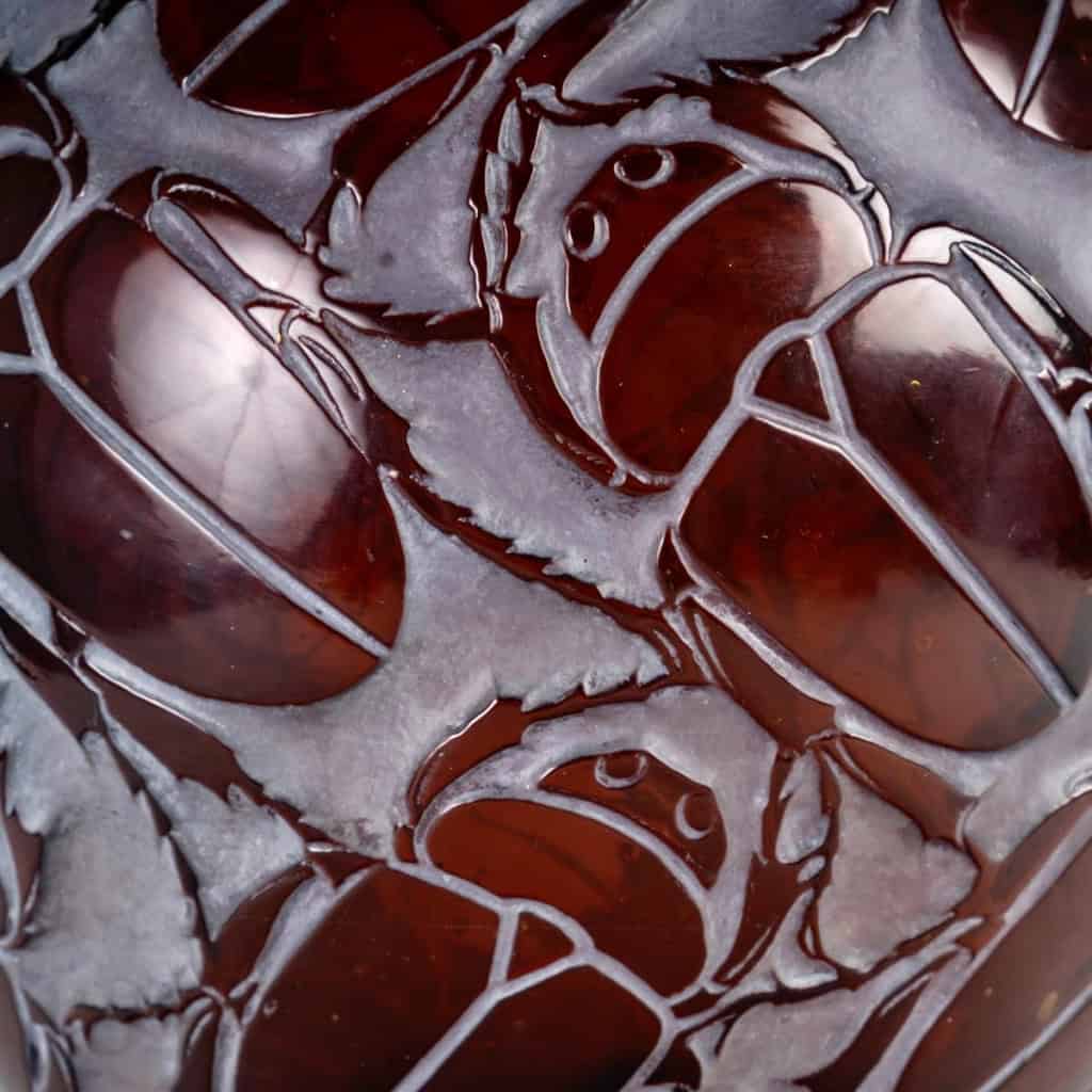 Vase « Gros Scarabées » verre ambre foncé patiné blanc de René LALIQUE | Biron Vase "Gros Scarabées" verre ambre foncé patiné blanc de René LALIQUE