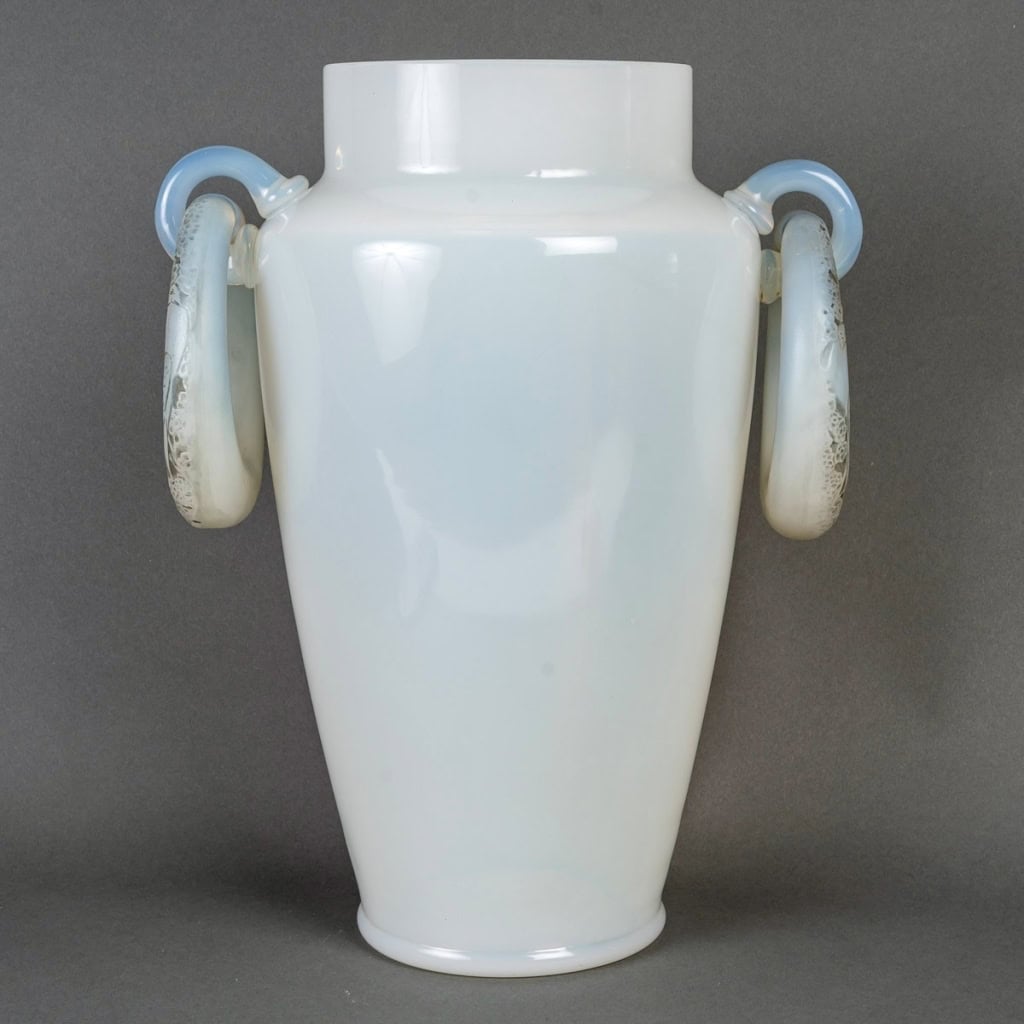 Vase « Deux Anneaux Pigeons » verre opalescent patiné gris de René LALIQUE | Biron |||||||||||||||