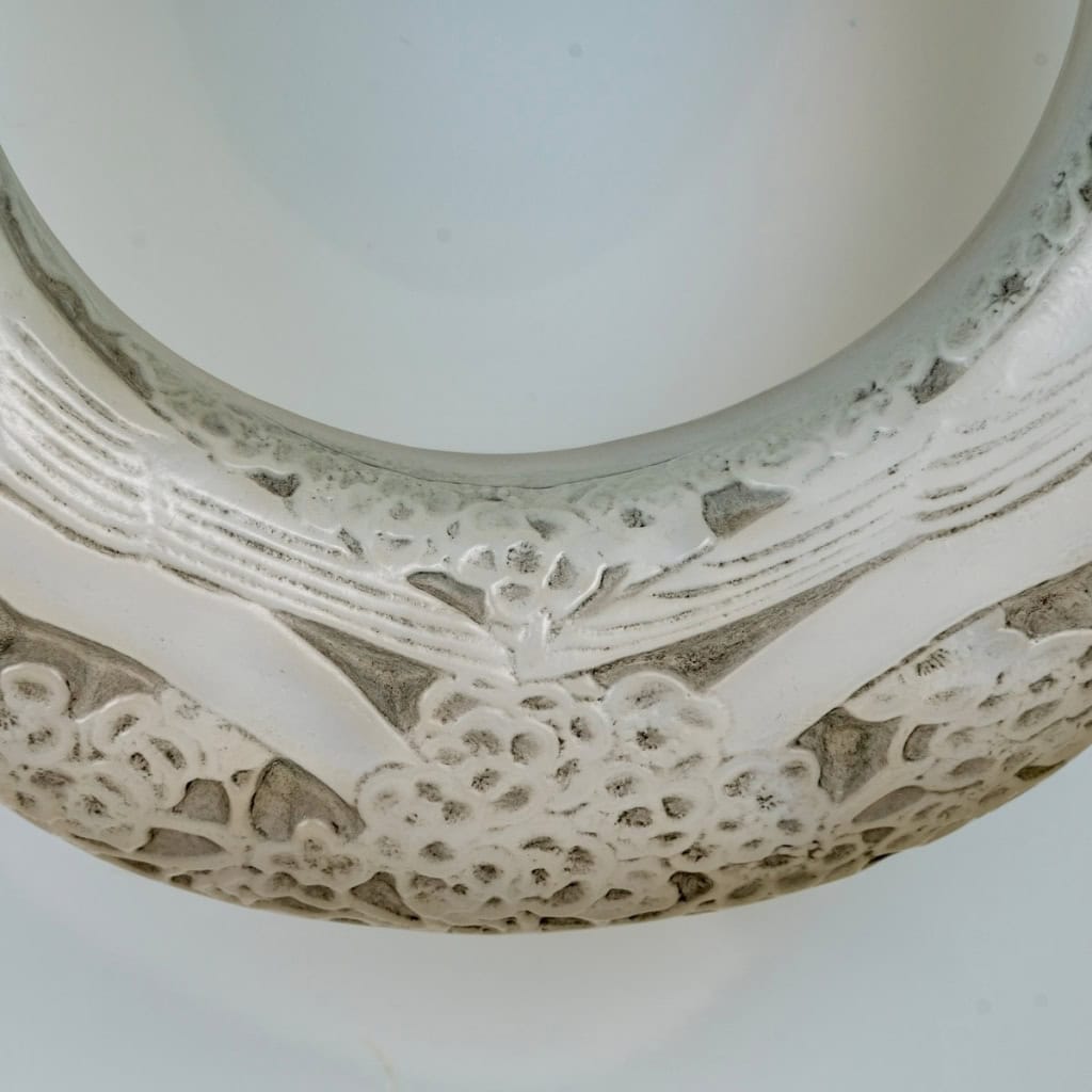 Vase « Deux Anneaux Pigeons » verre opalescent patiné gris de René LALIQUE | Biron Vase "Deux Anneaux Pigeons" verre opalescent patiné gris de René LALIQUE