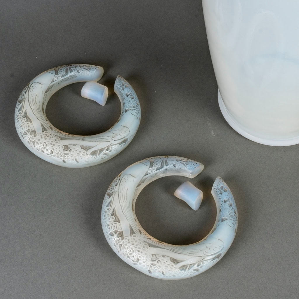 Vase « Deux Anneaux Pigeons » verre opalescent patiné gris de René LALIQUE | Biron Vase "Deux Anneaux Pigeons" verre opalescent patiné gris de René LALIQUE