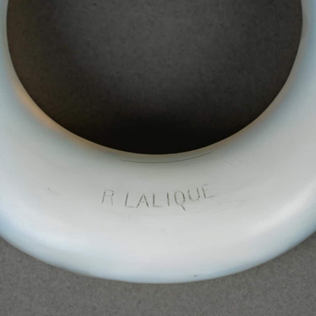 Vase « Deux Anneaux Pigeons » verre opalescent patiné gris de René LALIQUE | Biron Vase "Deux Anneaux Pigeons" verre opalescent patiné gris de René LALIQUE