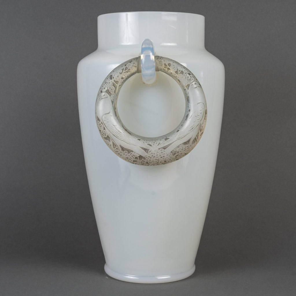 Vase « Deux Anneaux Pigeons » verre opalescent patiné gris de René LALIQUE | Biron Vase "Deux Anneaux Pigeons" verre opalescent patiné gris de René LALIQUE