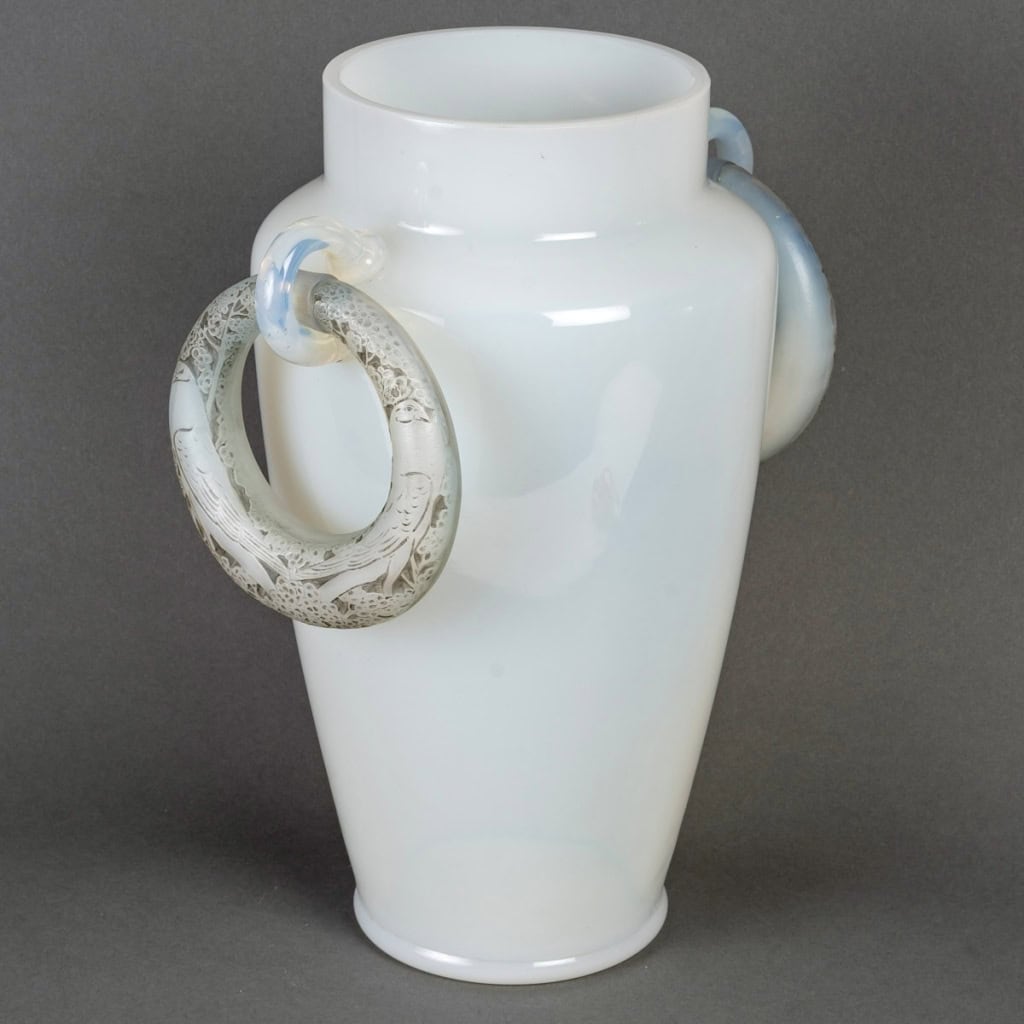 Vase « Deux Anneaux Pigeons » verre opalescent patiné gris de René LALIQUE | Biron Vase "Deux Anneaux Pigeons" verre opalescent patiné gris de René LALIQUE