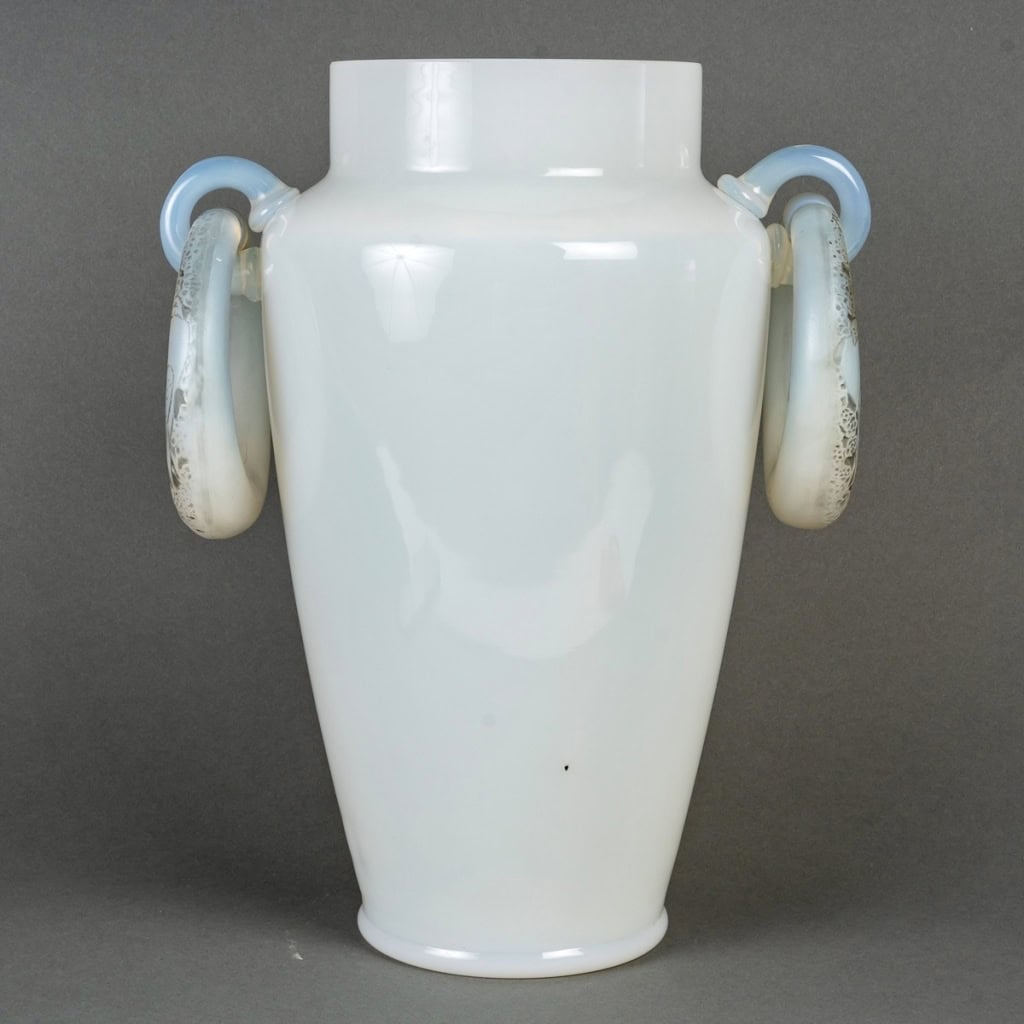 Vase « Deux Anneaux Pigeons » verre opalescent patiné gris de René LALIQUE | Biron Vase "Deux Anneaux Pigeons" verre opalescent patiné gris de René LALIQUE