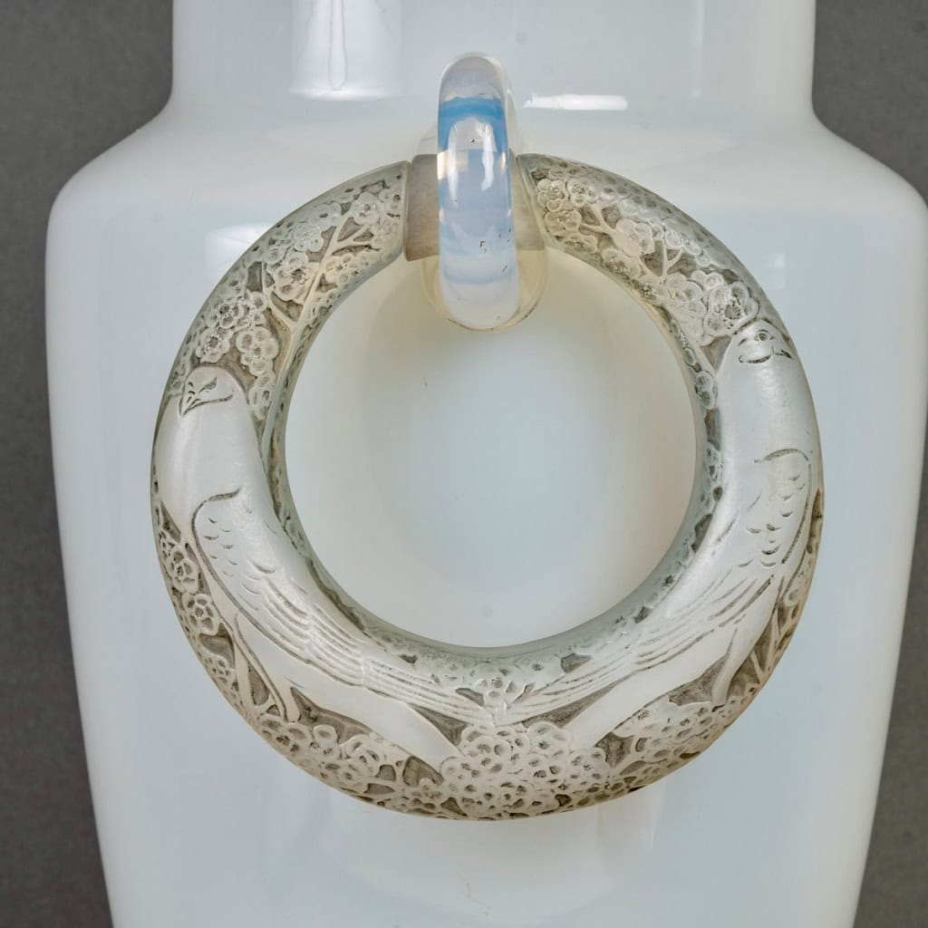 Vase « Deux Anneaux Pigeons » verre opalescent patiné gris de René LALIQUE | Biron Vase "Deux Anneaux Pigeons" verre opalescent patiné gris de René LALIQUE