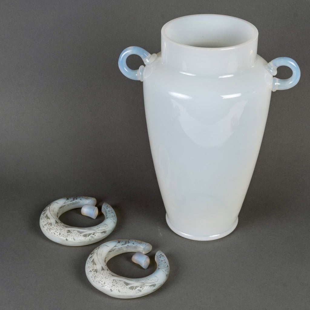 Vase « Deux Anneaux Pigeons » verre opalescent patiné gris de René LALIQUE | Biron Vase "Deux Anneaux Pigeons" verre opalescent patiné gris de René LALIQUE