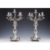 ORFEVRE MERITE – Paire de candélabres en argent massif XIXe | Biron ORFEVRE MERITE - Paire de candélabres en argent massif XIXeImportante paire de candélabres à cinq bras de lumière en argent massif décor feuillagés. Le bouquet central est supporté par un singe debout sur une base circulaire décorée de roseaux et végétaux dans des réserves. Dimensions : hauteur 53 cm – largeur 34 cm – diamètre base 20 cm Matière : Argent 1er titre 950/°°° Poids : 7275 grammes Poinçon : MINERVE Epoque : Seconde partie du XIXe siècle Orfèvre : MERITE à PARIS Origine : France/Paris