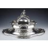 ORFEVRES Risler & Carré – Important centre de table en argent massif XIXe siècle | Biron RISLER & CARRE - Important centre de table en argent massif XIXè siècle Important centre de table en argent massif en deux parties formé par un plateau décoré de vagues et une jardinière surmontée d'un putti, à décor de coquillages et crustacés. Dimensions : plateau 73 cm x 47 cm Jardinière ; 47 cm x 30 cm haut 36 cm Matière : Argent 1er titre 950/°°° Poids : 12794 grammes Poinçon : MINERVE Epoque : XIXème Orfèvre : RISLER & CARRE Origine : FRANCE/PARIS