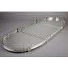 Surtout de table miroir en 3 parties fin XIXe – attribué à A. Aucoc | Biron A. AUCOC - Surtout de table en 3 parties ovale circa fin XIXe SURTOUT DE TABLE en trois parties de forme ovale, à fond de miroirs, ceinturé par une grille en bronze ponctuée de chapiteaux formant les pieds. Finition feuille de laurier. Les miroirs ont été changés et les fonds sont recouverts de tissu bleu. Dimensions : longueur 145 cm – largeur 55 cm – hauteur 6 cm Matières : bronze, miroirs Epoque : fin XIXe Orfèvre : attribué à A. AUCOC