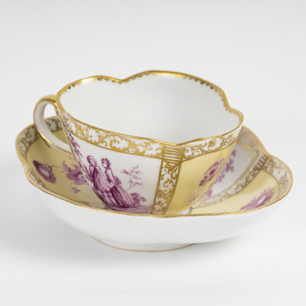 Superbe tasse en porcelaine de la manufacture de Meissen à décor de scènes galantes, XIXe siècle | Biron 