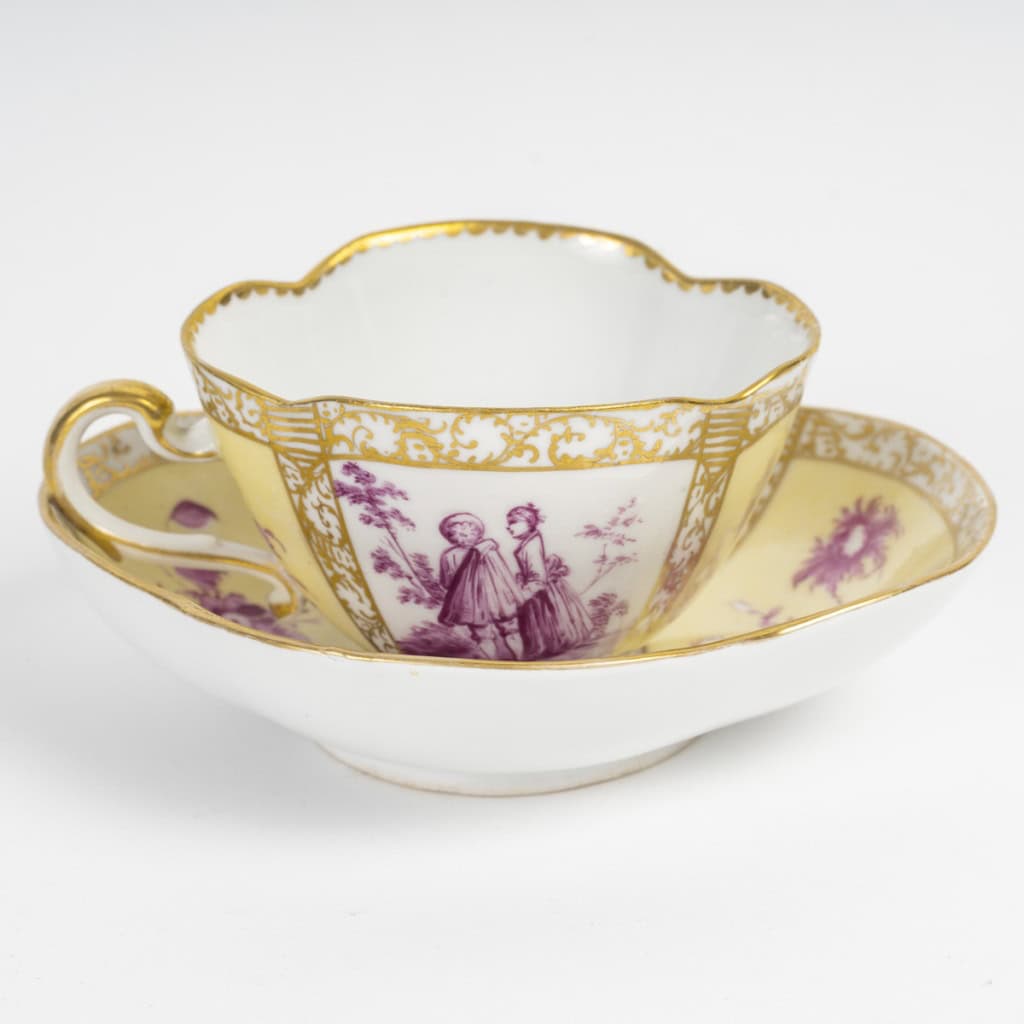 Superbe tasse en porcelaine de la manufacture de Meissen à décor de scènes galantes, XIXe siècle | Biron 