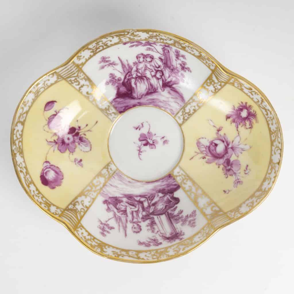 Superbe tasse en porcelaine de la manufacture de Meissen à décor de scènes galantes, XIXe siècle | Biron 