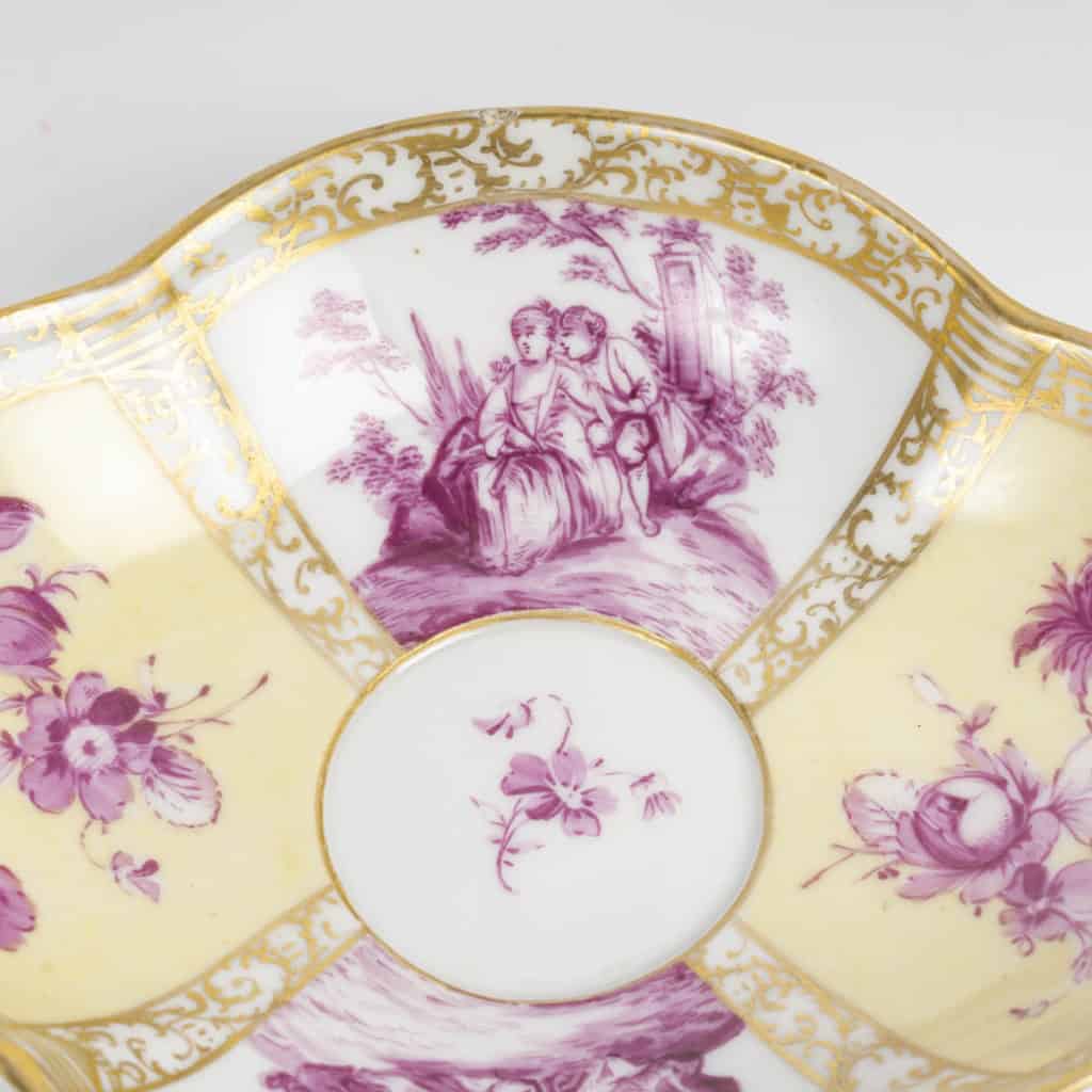 Superbe tasse en porcelaine de la manufacture de Meissen à décor de scènes galantes, XIXe siècle | Biron 