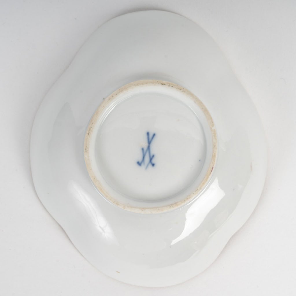 Superbe tasse en porcelaine de la manufacture de Meissen à décor de scènes galantes, XIXe siècle | Biron 