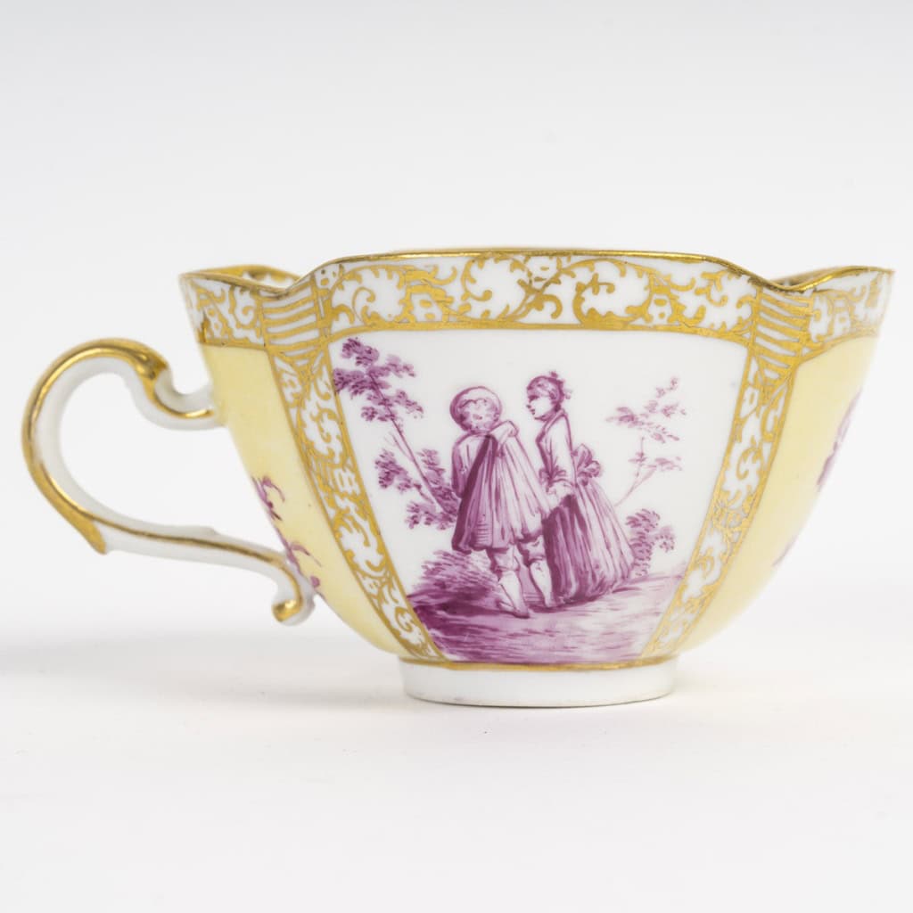 Superbe tasse en porcelaine de la manufacture de Meissen à décor de scènes galantes, XIXe siècle | Biron 