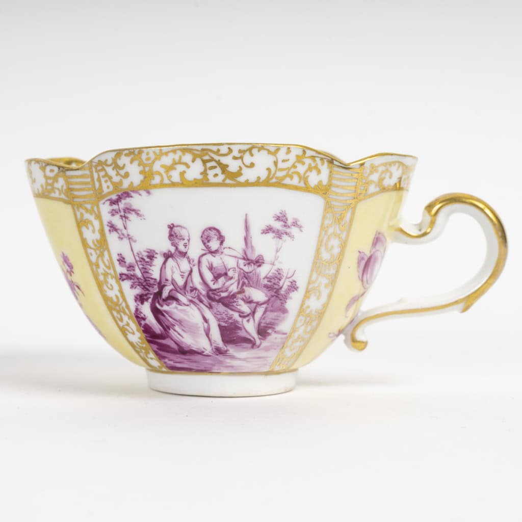 Superbe tasse en porcelaine de la manufacture de Meissen à décor de scènes galantes, XIXe siècle | Biron 