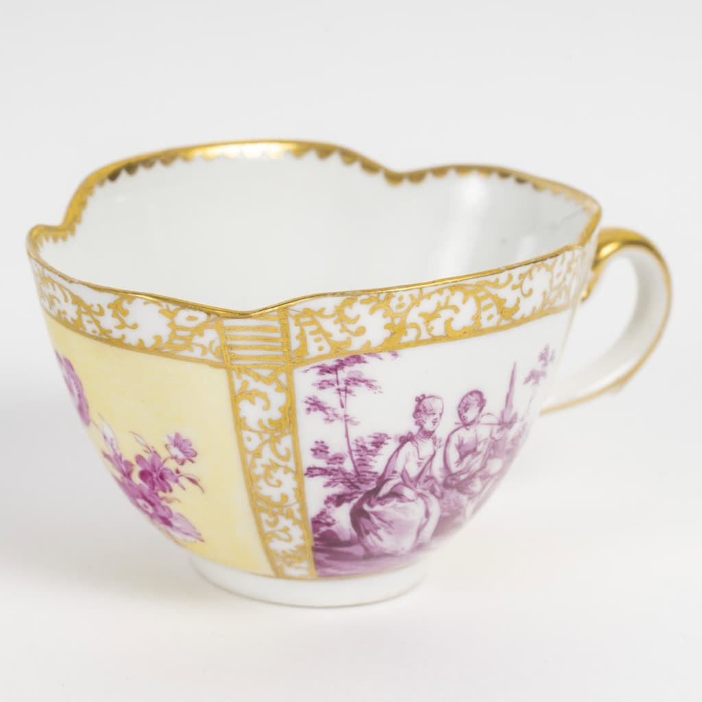Superbe tasse en porcelaine de la manufacture de Meissen à décor de scènes galantes, XIXe siècle | Biron 