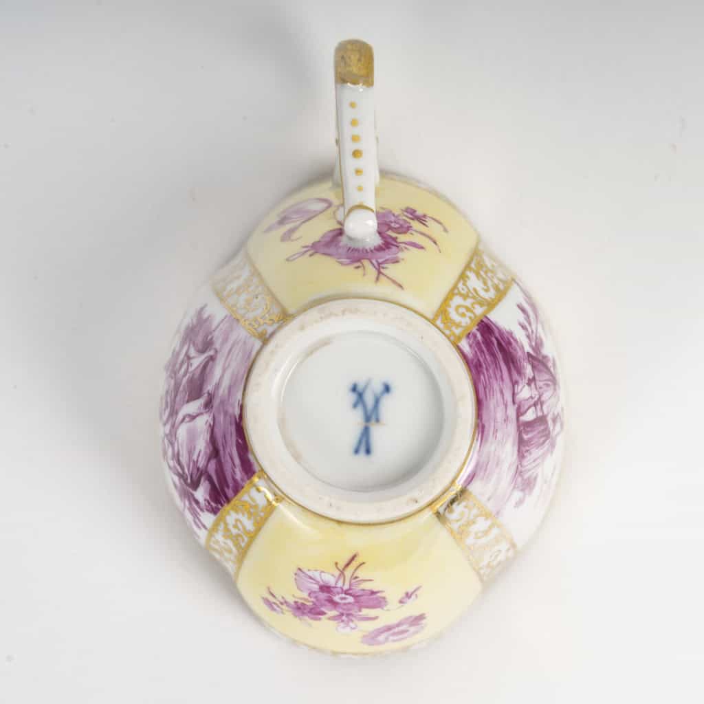 Superbe tasse en porcelaine de la manufacture de Meissen à décor de scènes galantes, XIXe siècle | Biron 
