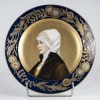 Superbe plat en porcelaine allemande du XIXᵉ siècle, à décor raffiné d’un portrait féminin. | Biron 