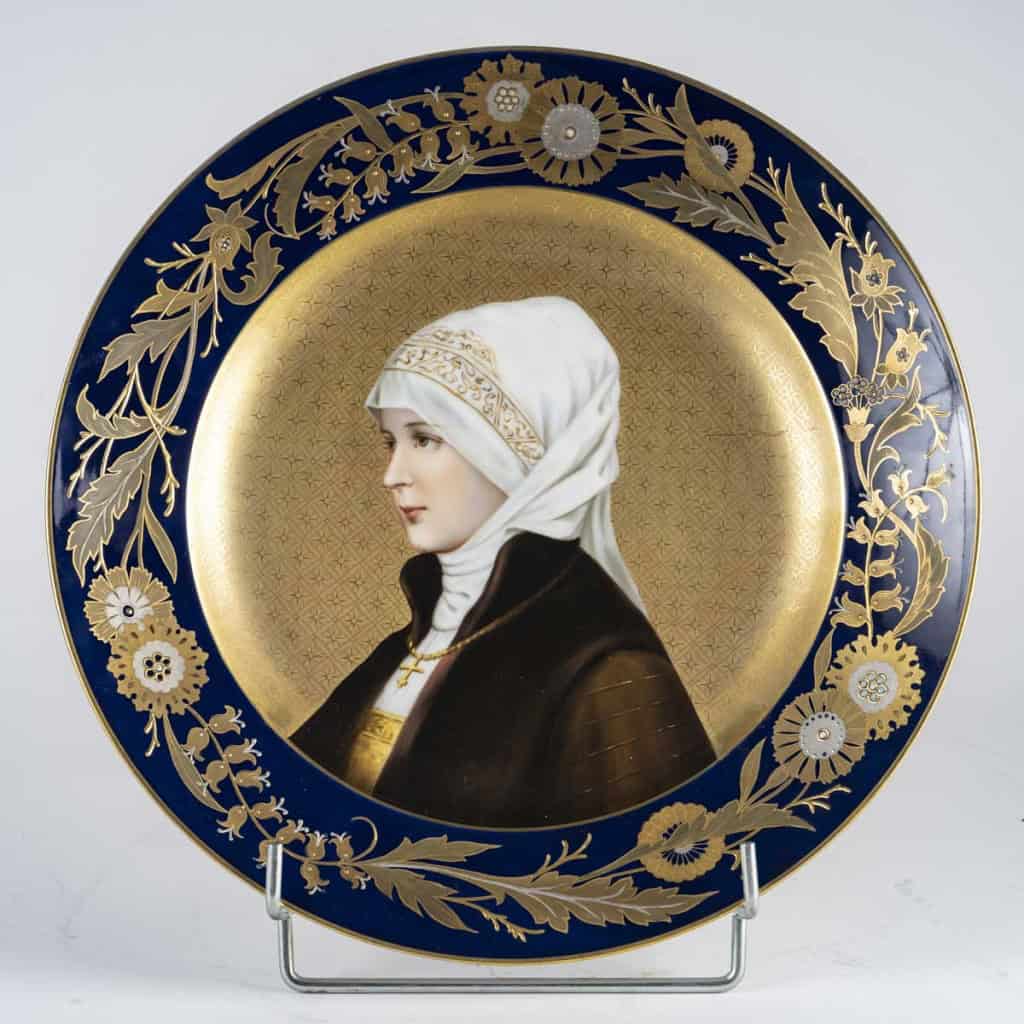 Superbe plat en porcelaine allemande du XIXᵉ siècle, à décor raffiné d’un portrait féminin. | Biron 
