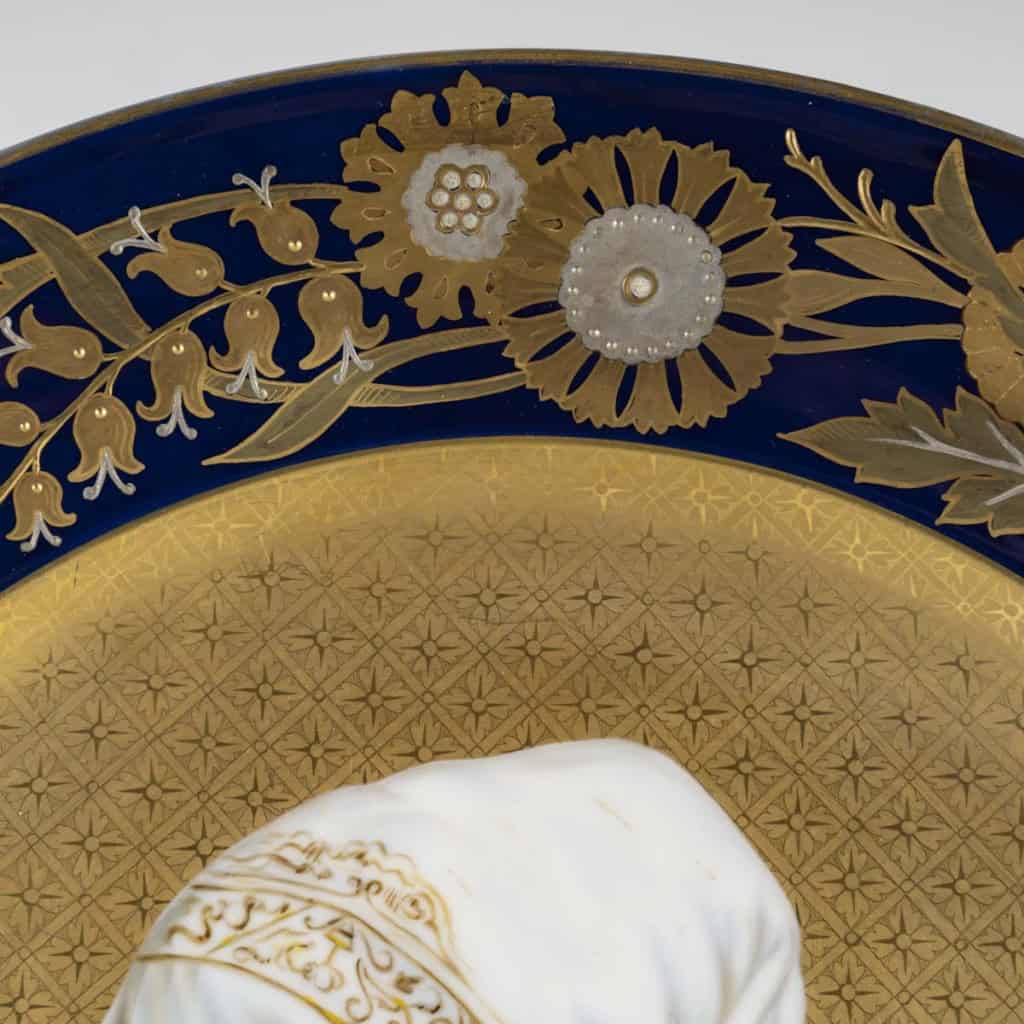 Superbe plat en porcelaine allemande du XIXᵉ siècle, à décor raffiné d’un portrait féminin. | Biron 