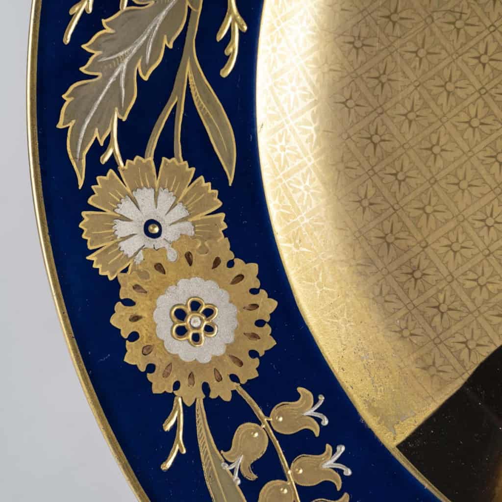 Superbe plat en porcelaine allemande du XIXᵉ siècle, à décor raffiné d’un portrait féminin. | Biron 