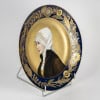 Superbe plat en porcelaine allemande du XIXᵉ siècle, à décor raffiné d’un portrait féminin. | Biron 