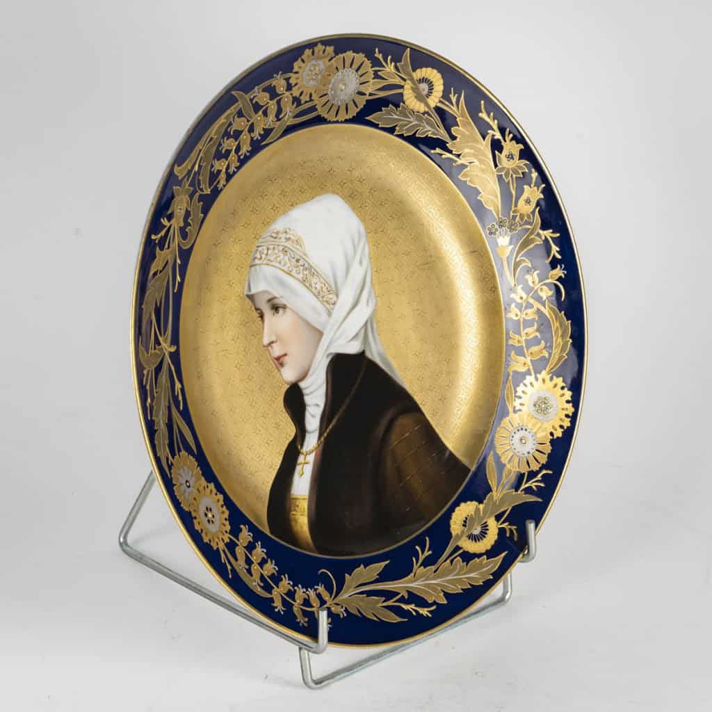 Superbe plat en porcelaine allemande du XIXᵉ siècle, à décor raffiné d’un portrait féminin. | Biron 