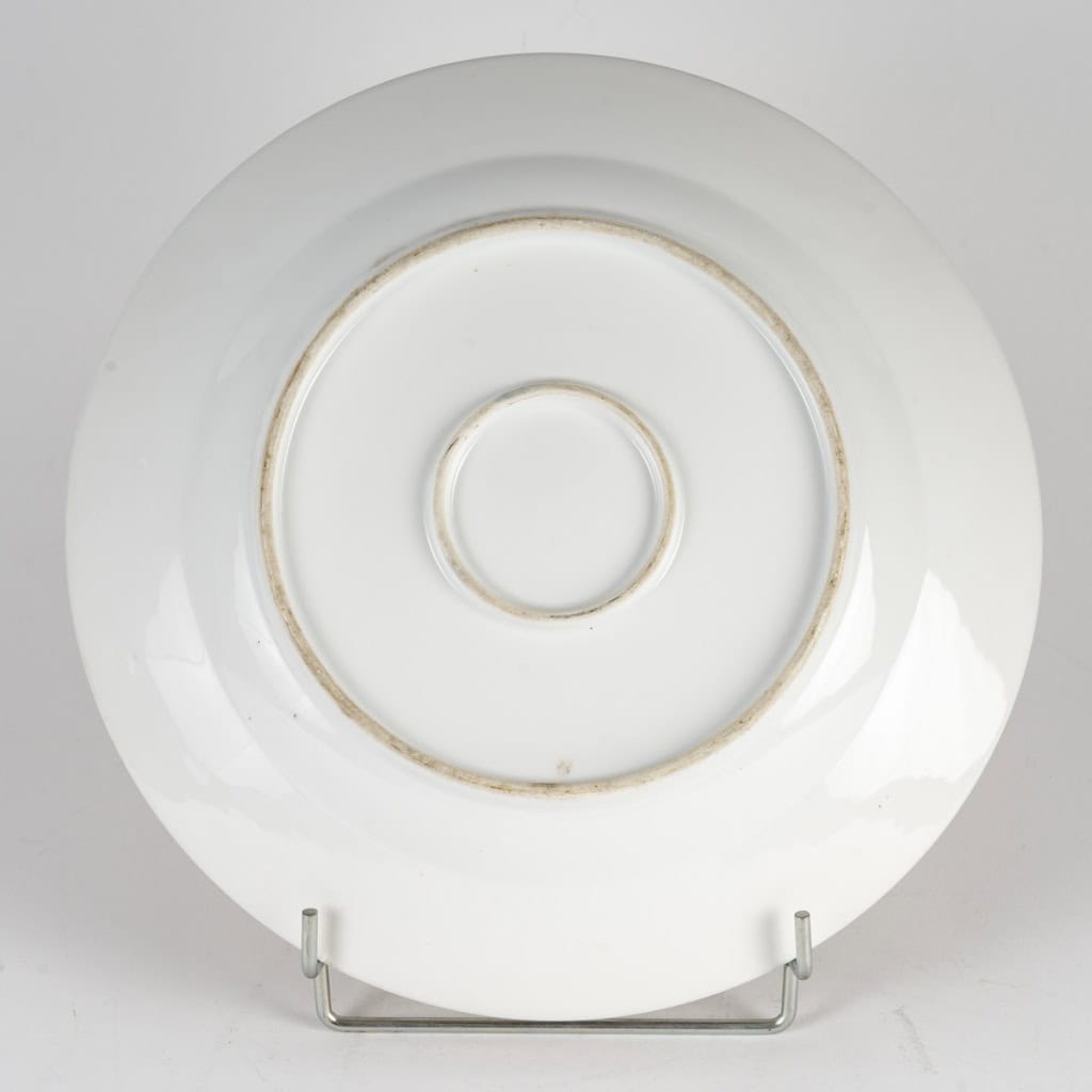 Superbe plat en porcelaine allemande du XIXᵉ siècle, à décor raffiné d’un portrait féminin. | Biron 