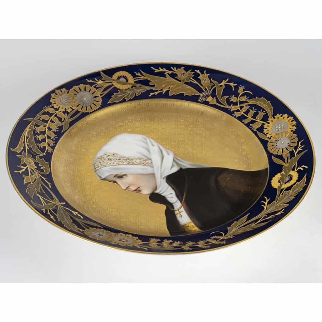 Superbe plat en porcelaine allemande du XIXᵉ siècle, à décor raffiné d’un portrait féminin. | Biron 