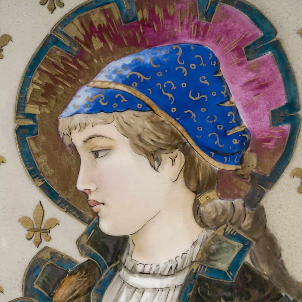 Superbe plat en porcelaine, signé Tressemanes & Vogt, polychrome émaillé figurant une jeune femme de profil dans le médaillon central, Travail français de la fin du XIXe siècle, circa 1882-1907. | Biron 