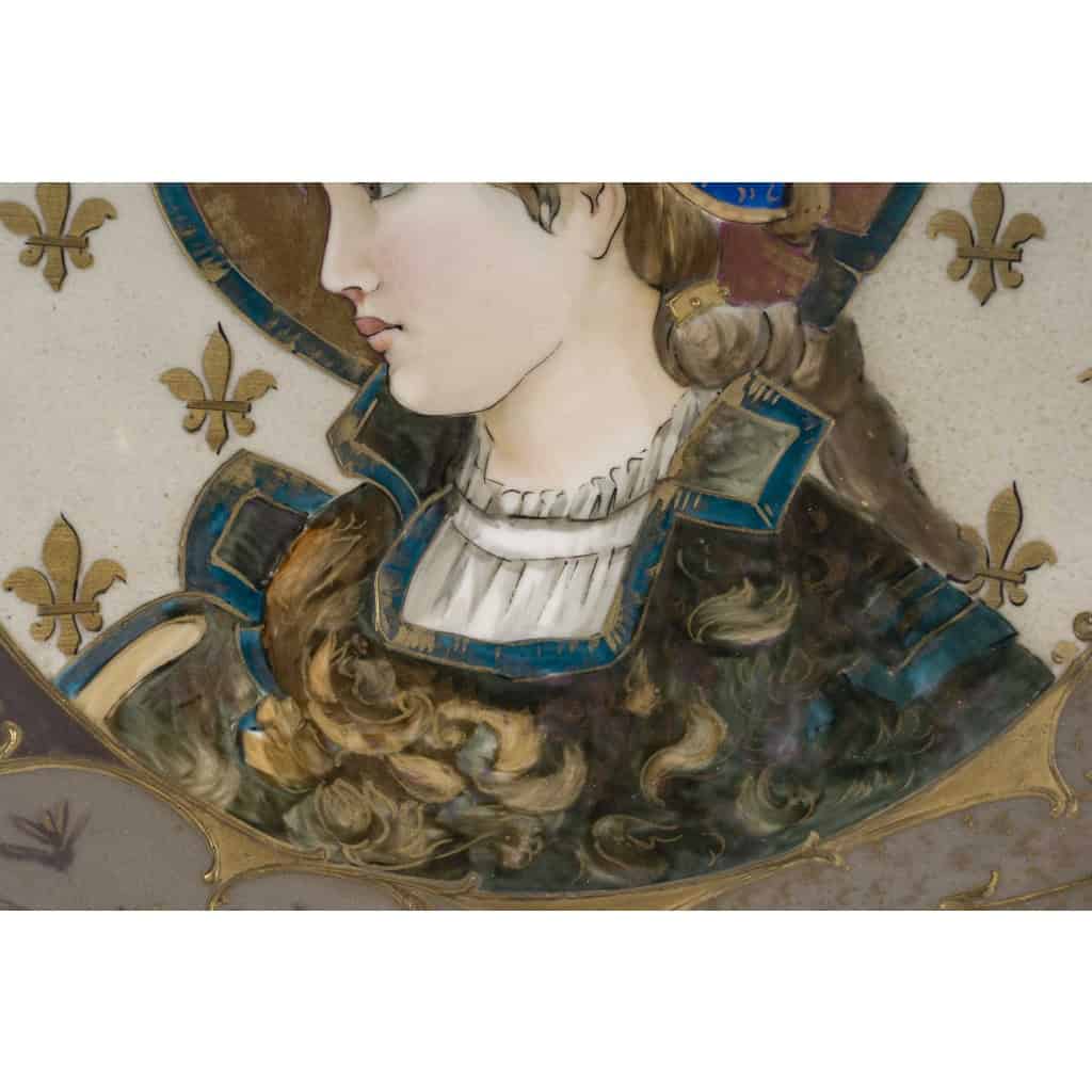 Superbe plat en porcelaine, signé Tressemanes & Vogt, polychrome émaillé figurant une jeune femme de profil dans le médaillon central, Travail français de la fin du XIXe siècle, circa 1882-1907. | Biron 