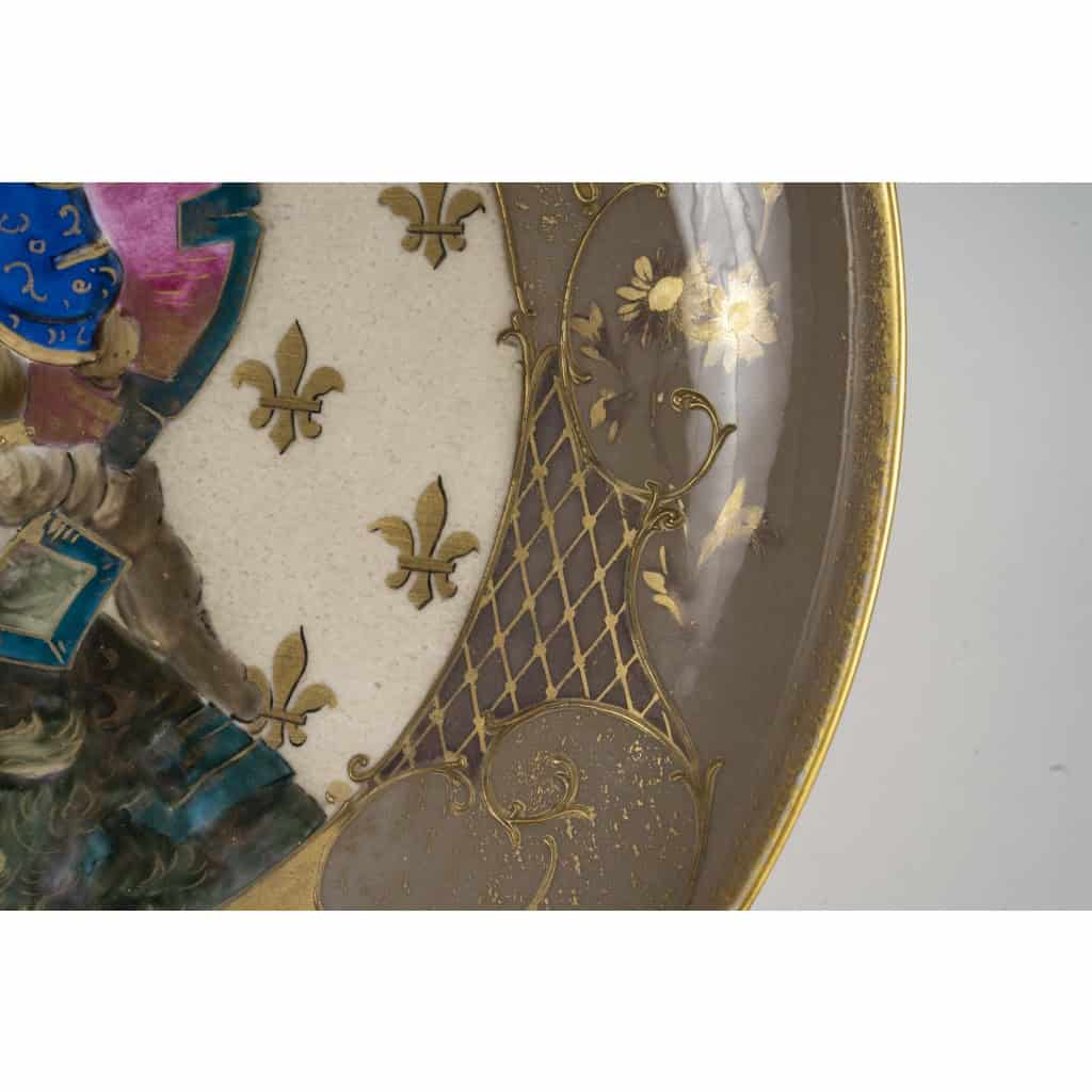 Superbe plat en porcelaine, signé Tressemanes & Vogt, polychrome émaillé figurant une jeune femme de profil dans le médaillon central, Travail français de la fin du XIXe siècle, circa 1882-1907. | Biron 