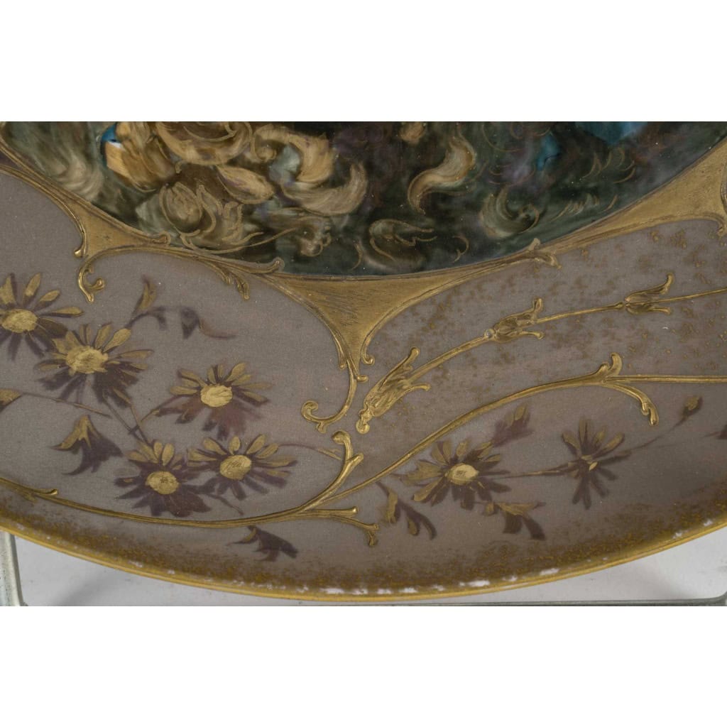 Superbe plat en porcelaine, signé Tressemanes & Vogt, polychrome émaillé figurant une jeune femme de profil dans le médaillon central, Travail français de la fin du XIXe siècle, circa 1882-1907. | Biron 