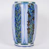 Très élégant vase en porcelaine blanche à décor abstrait végétalisant géométriques dans les tons de bleu, vert, noir, jaune et rouge. Pièce signée, au cachet de la Manufacture National de Sèvres, décor peint d’après l’artiste Jane Levy, travail de 1925. | Biron 