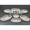 J.PIAULT & R. LINZELER – Rare Platerie en argent 10 pièces de forme Fin XIXe | Biron Magnifique et rare ensemble de Platerie en argent massif à décor de filets forts, de cartouches et de macarons somptueusement ciselés la prise latérale de la saucière ainsi que les prises des légumiers sont d’une qualité exceptionnelle. Cette platerie est composée de ; 1 grand plat ovale 50 cm x 32 cm - 1475 grs 1 grand plat ovale 45 cm x 31 cm - 1285 grs 1 grand plat ovale 45 cm x 31 cm - 1270 grs 1 plat ovale 40 cm x 28 cm - 976 grs 1 plat rond - Diamètre 33 cm - 1070 grs 1 plat rond - Diamètre 33 cm - 978 grs 1 plat rond - Diamètre 27 cm - 650 grs 1 légumier couvert 28,5 cm x 21 x 17 cm -1395 grs avec intérieur en métal - 1665 grs 1 légumier couvert 28,5 cm x 21 x 17 cm - 1330 grs avec intérieur en métal - 1870 grs 1 saucière sur son plateau attenant 23 cm x 17,5 x 11 cm - 784 grs Poids Total : 11 214 grammes Poinçon : MINERVE Orfèvre : J. PIAULT & R. LINZELER Epoque : FIN XIXème Origine : France/Paris